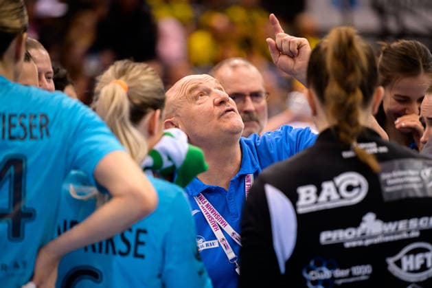 Handball: DHB-Pokal, Halbfinale, Thueringer HC - HSG Bensheim Auerbach Trainer Herbert Mueller (Thueringer HC) Stuttgart Porsche Arena Baden-Württemberg Deutschland