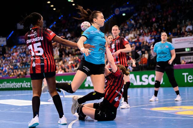 Handball: DHB-Pokal, Halbfinale, Thueringer HC - HSG Bensheim Auerbach v.li. Ndidi Agwunedu (Bensheim), Jana Scheib (Thueringer HC), Isabell Hurst (Bensheim) Stuttgart Porsche Arena Baden-Württemberg Deutschland