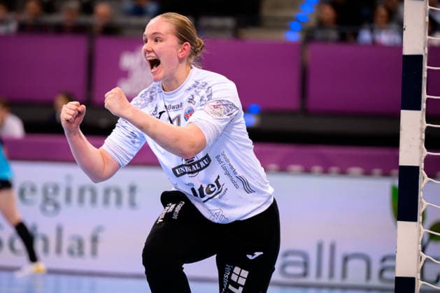 Handball: DHB-Pokal, Halbfinale, Thueringer HC - HSG Bensheim Auerbach Torhueterin Laura Kuske (Thueringer HC) Jubel Freude Emotion Stuttgart Porsche Arena Baden-Württemberg Deutschland