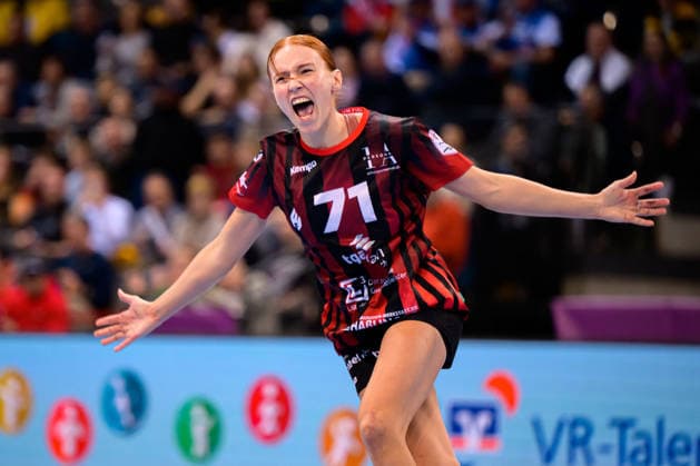 Handball: DHB-Pokal, Halbfinale, Thueringer HC - HSG Bensheim Auerbach Jule Polsz (Bensheim) Jubel Freude Emotion Torjubel Torschuetze Torschütze Stuttgart Porsche Arena Baden-Württemberg Deutschland