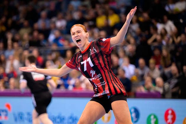 Handball: DHB-Pokal, Halbfinale, Thueringer HC - HSG Bensheim Auerbach Jule Polsz (Bensheim) Jubel Freude Emotion Torjubel Torschuetze Torschütze Stuttgart Porsche Arena Baden-Württemberg Deutschland