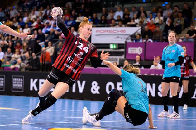 Handball: DHB-Pokal, Halbfinale, Thueringer HC - HSG Bensheim Auerbach Meike Schmelzer (Bensheim), Anika Niederwieser (Thueringer HC) Stuttgart Porsche Arena Baden-Württemberg Deutschland