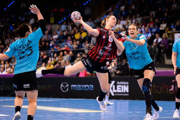 Handball: DHB-Pokal, Halbfinale, Thueringer HC - HSG Bensheim Auerbach v.li. Natsuki Aizawa (Thueringer HC), Lena Degenhardt (Bensheim), Anika Niederwieser (Thueringer HC) Stuttgart Porsche Arena Baden-Württemberg Deutschland