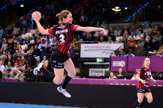 Handball: DHB-Pokal, Halbfinale, Thueringer HC - HSG Bensheim Auerbach Amelie Berger (Bensheim) Stuttgart Porsche Arena Baden-Württemberg Deutschland