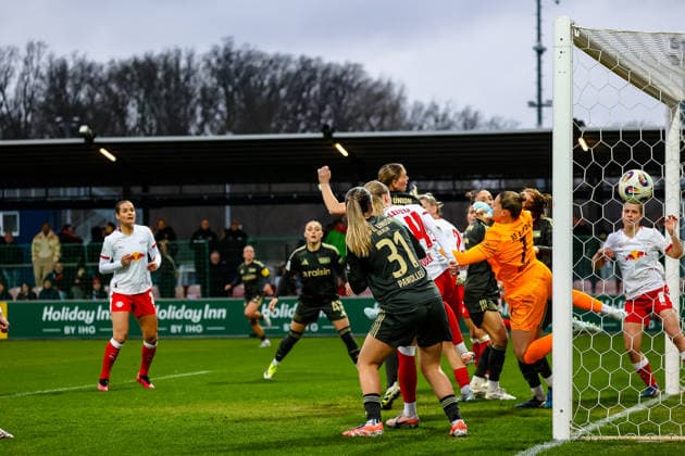 Elvira Herzog (RB Leipzig Frauen, 01) kann den Ball nicht halten, Tor zum 2:2, Tanja Pawollek (1. FC Union Berlin Frauen, 31), Nikoline Dudek (RB Leipzig Frauen, 24) RB Leipzig Frauen vs. 1. FC Union Berlin Frauen, Fussball, Google Pixel Frauen-Bundesliga, 20. Spieltag, Saison 2025 2026, 14.03.2026 ,¨ DFL REGULATIONS PROHIBIT ANY USE OF PHOTOGRAPHS AS IMAGE SEQUENCES AND OR QUASI-VIDEO,¨ RB Leipzig Frauen vs. 1. FC Union Berlin Frauen, Fussball, Google Pixel Frauen-Bundesliga, 20. Spieltag, Saison 2025 2026, 14.03.2026 Leipzig Copyright: xEibner-Pressefoto LauraxRoemerx EP_LRR