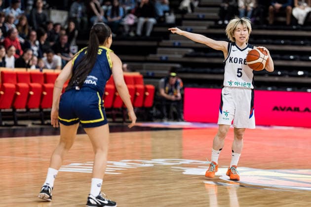 LYON-VILLEURBANNE, FRANCE - MARCH 14: Heji An (Republic of Korea, 5) controls the ball against Manuela Rios (Colombia, 9) during the FIBA Women™s World Cup Qualifying Tournament match between Republic of Korea (KOR) vs. Colombia (COL) at Astroballe on matchday 3 of the FIBA Women™s World Cup Qualifying Tournament on March 14, 2026 in Lyon-Villeurbanne, France. France Copyright: xSteffiexWunderlx