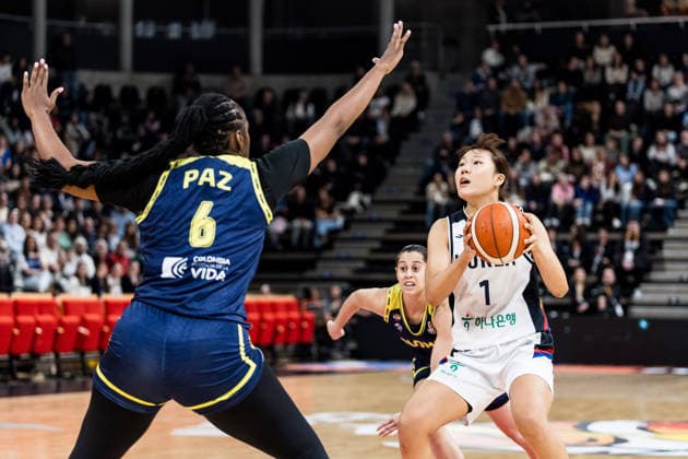 LYON-VILLEURBANNE, FRANCE - MARCH 14: Jihyun Park (Republic of Korea, 1) controls the ball against Yuliany Paz (Colombia, 6) during the FIBA Women™s World Cup Qualifying Tournament match between Republic of Korea (KOR) vs. Colombia (COL) at Astroballe on matchday 3 of the FIBA Women™s World Cup Qualifying Tournament on March 14, 2026 in Lyon-Villeurbanne, France. France Copyright: xSteffiexWunderlx