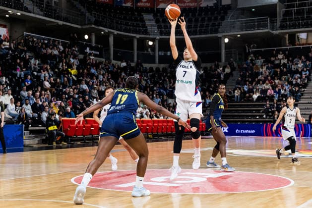 LYON-VILLEURBANNE, FRANCE - MARCH 14: Jisu Park (Republic of Korea, 7) shoots the ball over Daniela Gonzalez (Colombia, 19) during the FIBA Women™s World Cup Qualifying Tournament match between Republic of Korea (KOR) vs. Colombia (COL) at Astroballe on matchday 3 of the FIBA Women™s World Cup Qualifying Tournament on March 14, 2026 in Lyon-Villeurbanne, France. France Copyright: xSteffiexWunderlx
