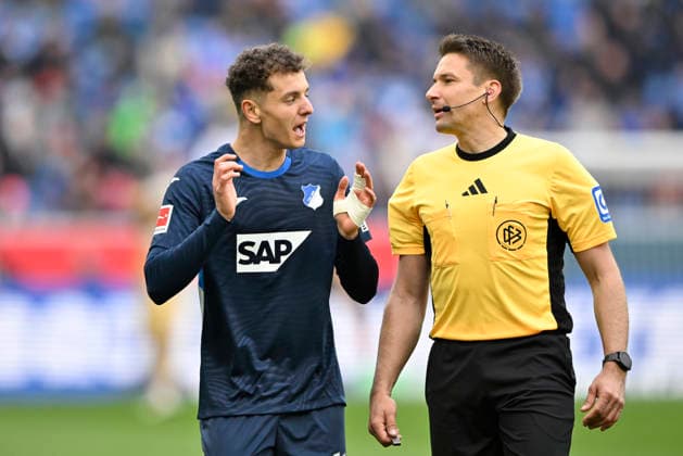 Schiedsrichter Referee Tobias Reichel im Gespraech Diskussion mit Fisnik Asllani TSG 1899 Hoffenheim (11) Gestik Geste TSG 1899 Hoffenheim vs VfL Wolfsburg WOB 14.03.2026 DFL REGULATIONS PROHIBIT ANY USE OF PHOTOGRAPHS AS IMAGE SEQUENCES AND OR QUASI-VIDEO TSG 1899 Hoffenheim vs VfL Wolfsburg WOB