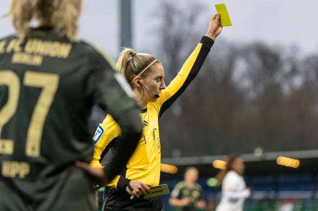 Deutschland, Google Pixel Frauen-Bundesliga, Saison 2025 2026, 20. Spieltag, Trainingszentrum Cottaweg, RB Leipzig vs 1.FC Union Berlin, Boike Julia (Schiedsrichterin) mit gelber Karte Copyright: xMichellexLukax