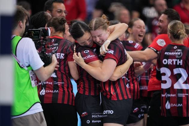 Matilda Ehlert (10; HSG Bensheim Auerbach) und Nina Engel (8; HSG Bensheim Auerbach) jubeln gemeinsam Haushahn Final 4 1. Halbfinale Thüringer HC vs HSG Bensheim-Auerbach