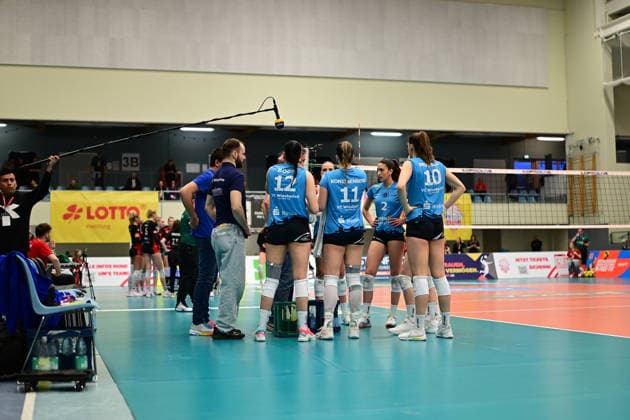 Volleyball I Frauen I Saison 2025-2026 I Bundesliga I Hauptrunde I ETV Hamburger Volksbank Volleys - VC Wiesbaden I 14.03.2026 VC Wiesbaden Frauen zusammen Hamburg CU-Arena Hamburg Deutschland Copyright: xLobeca FelixxSchlikisx