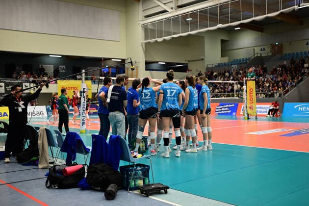 Volleyball I Frauen I Saison 2025-2026 I Bundesliga I Hauptrunde I ETV Hamburger Volksbank Volleys - VC Wiesbaden I 14.03.2026 VC Wiesbaden Frauen zusammen Hamburg CU-Arena Hamburg Deutschland Copyright: xLobeca FelixxSchlikisx
