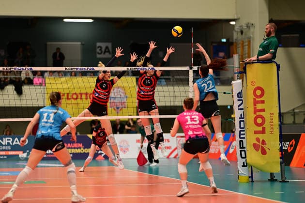 Volleyball I Frauen I Saison 2025-2026 I Bundesliga I Hauptrunde I ETV Hamburger Volksbank Volleys - VC Wiesbaden I 14.03.2026 Anna Hartig (5, ETV Hamburger Volksbank Volleys) Fiona Dittmann (14, ETV Hamburger Volksbank Volleys) Jimena Fernandez Gayoso (22, VC Wiesbaden) Hamburg CU-Arena Hamburg Deutschland Copyright: xLobeca FelixxSchlikisx