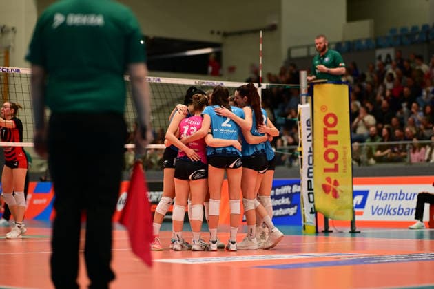 Volleyball I Frauen I Saison 2025-2026 I Bundesliga I Hauptrunde I ETV Hamburger Volksbank Volleys - VC Wiesbaden I 14.03.2026 VC Wiesbaden Frauen zusammen Hamburg CU-Arena Hamburg Deutschland Copyright: xLobeca FelixxSchlikisx