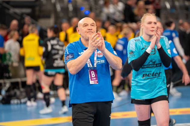 Handball I Frauen I Saison 2025-2026 I DHB-Pokal Final 4 I Halbfinale I Thüringer HC - HSG Bensheim Auerbach I 14.03.2026 Herbert Müller (Trainer, Thüringer HC) und Johanna Reichert (29, Thüringer HC) enttäuscht nach der Niederlage im Halbfinale Stuttgart Porsche Arena Baden-Württemberg Deutschland Copyright: xLobeca MaxxPetershansx