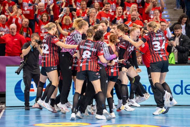 Handball I Frauen I Saison 2025-2026 I DHB-Pokal Final 4 I Halbfinale I Thüringer HC - HSG Bensheim Auerbach I 14.03.2026 Bensheim gewinnt das Halbfinale im Siebenmeterwerfen, Jubel bei der Mannschaft Stuttgart Porsche Arena Baden-Württemberg Deutschland Copyright: xLobeca MaxxPetershansx