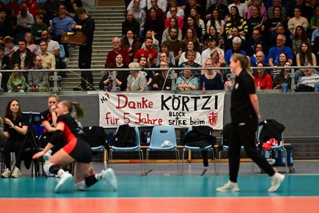 Volleyball I Frauen I Saison 2025-2026 I Bundesliga I Hauptrunde I ETV Hamburger Volksbank Volleys - VC Wiesbaden I 14.03.2026 Verabschiedung von Leonie Körtzinger (7, ETV Hamburger Volksbank Volleys) mit Banner, wappen, schriftzug, wäsche, tuch Hamburg CU-Arena Hamburg Deutschland Copyright: xLobeca FelixxSchlikisx