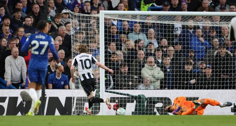 LONDON, ENGLAND, MARCH 14: GOAL 1-0, Anthony Gordon of Newcastle United scores a goal to put Newcastle United 1-0 ahead during the match between Chelsea FC and Newcastle United FC in the Premier League at Stamford Bridge Stadium in London, England, on March 14. (Photo by Daniel Weir) Copyright: xDanielxWeir SportsxPressxPhotox Sportspressphoto_SPR109095