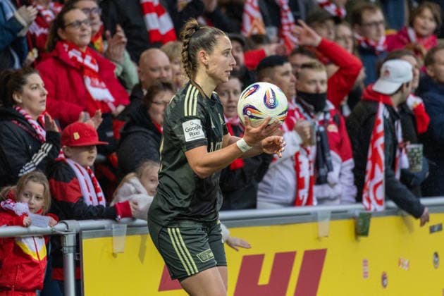Deutschland, Google Pixel Frauen-Bundesliga, Saison 2025 2026, 20. Spieltag, Trainingszentrum Cottaweg, RB Leipzig vs 1.FC Union Berlin, Weiß Anna (1. FC Union Berlin, 21) beim Einwurf Copyright: xMichellexLukax