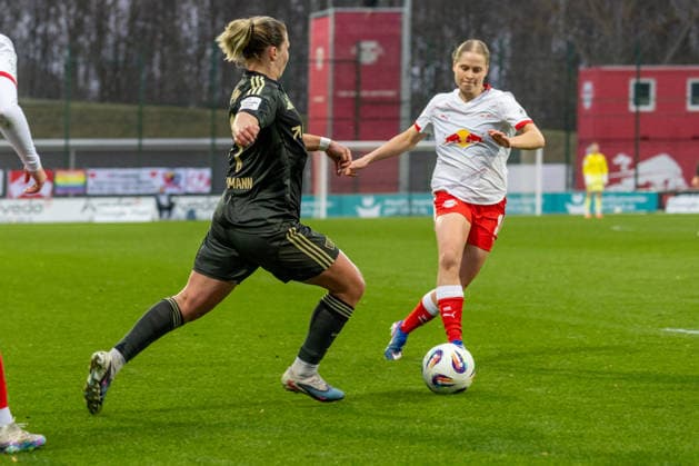 Deutschland, Google Pixel Frauen-Bundesliga, Saison 2025 2026, 20. Spieltag, Trainingszentrum Cottaweg, RB Leipzig vs 1.FC Union Berlin, Orschmann Dina (1. FC Union Berlin, 11) im Zweikampf gegen Asgeirsdottir Emilia (RB Leipzig, 8) Copyright: xMichellexLukax