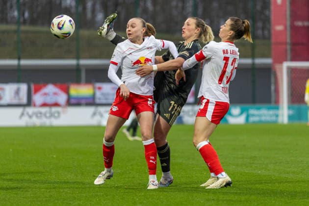 Deutschland, Google Pixel Frauen-Bundesliga, Saison 2025 2026, 20. Spieltag, Trainingszentrum Cottaweg, RB Leipzig vs 1.FC Union Berlin, Joly Lou-Ann (RB Leipzig, 6), Starke Sandra (RB Leipzig, 13) im Zweikampf gegen Orschmann Dina (1. FC Union Berlin, 11) Copyright: xMichellexLukax