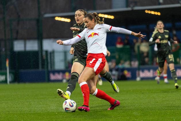 Deutschland, Google Pixel Frauen-Bundesliga, Saison 2025 2026, 20. Spieltag, Trainingszentrum Cottaweg, RB Leipzig vs 1.FC Union Berlin, Aehling Anna (1. FC Union Berlin, 4) im Zweikampf gegen Norheim Andrea (RB Leipzig, 3) Copyright: xMichellexLukax