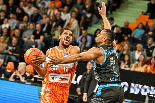 GER, BBL, ratiopharm Ulm vs Science City Jena 14.03.2026, ratiopharm arena, Neu-Ulm, GER, BBL, ratiopharm Ulm vs Science City Jena, im Bild Justin Simon (Ulm, 15), Chris Carter (Jena, 5) *** GER, BBL, ratiopharm Ulm vs Science City Jena 14 03 2026, ratiopharm arena, Neu Ulm, GER, BBL, ratiopharm Ulm vs Science City Jena, in the picture Justin Simon Ulm, 15 , Chris Carter Jena, 5 nordphotoxGmbHx xHafner nph00200
