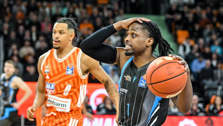 GER, BBL, ratiopharm Ulm vs Science City Jena 14.03.2026, ratiopharm arena, Neu-Ulm, GER, BBL, ratiopharm Ulm vs Science City Jena, im Bild Nelson Weidemann (Ulm, 0), Uchenna Iroegbu (Jena, 1)