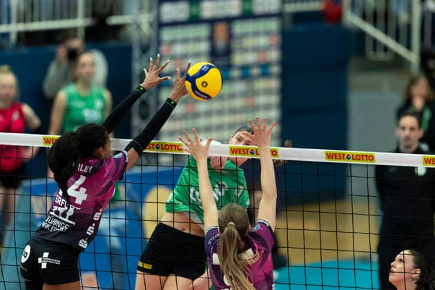 1. Volleyball Bundesliga Frauen: USC Münster vs. Schwarz-Weiss Erfurt; Münster; 14.03.2026 Esther Spöler ( 3; USC Münster) gegen Alianza Darley ( 14; Schwarz-Weiss Erfurt) (links) und Rosalie Tetzel ( 8; Schwarz-Weiss Erfurt) (rechts) 1. Volleyball Bundesliga Frauen: USC Münster vs. Schwarz-Weiss Erfurt; Sporthalle Berg Fidel; 14.03.2026 Copyright: xBEAUTIFULxSPORTS Duehringx
