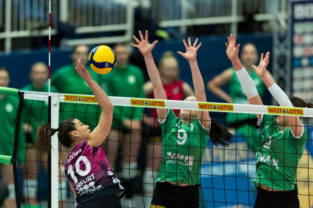 1. Volleyball Bundesliga Frauen: USC Münster vs. Schwarz-Weiss Erfurt; Münster; 14.03.2026 Kinga Szücs ( 10; Schwarz-Weiss Erfurt) gegen Emilia Jordan ( 9; USC Münster) (Bildmitte) und Esther Spöler ( 3; USC Münster) (rechts) 1. Volleyball Bundesliga Frauen: USC Münster vs. Schwarz-Weiss Erfurt; Sporthalle Berg Fidel; 14.03.2026 Copyright: xBEAUTIFULxSPORTS Duehringx