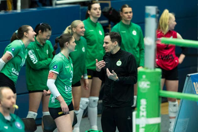 1. Volleyball Bundesliga Frauen: USC Münster vs. Schwarz-Weiss Erfurt; Münster; 14.03.2026 Esther Spöler ( 3; USC Münster) (links) und Matthias Pack (Trainer; USC Münster) (rechts) 1. Volleyball Bundesliga Frauen: USC Münster vs. Schwarz-Weiss Erfurt; Sporthalle Berg Fidel; 14.03.2026 Copyright: xBEAUTIFULxSPORTS Duehringx