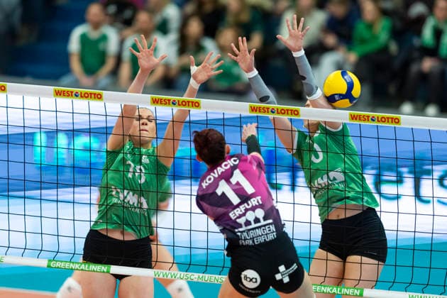 1. Volleyball Bundesliga Frauen: USC Münster vs. Schwarz-Weiss Erfurt; Münster; 14.03.2026 Isabel KovaÄiÄ‡ ( 11; Schwarz-Weiss Erfurt) gegen Diane Seybering ( 18; USC Münster) (links) und Amelie Strothoff ( 10; USC Münster) (rechts) 1. Volleyball Bundesliga Frauen: USC Münster vs. Schwarz-Weiss Erfurt; Sporthalle Berg Fidel; 14.03.2026 Copyright: xBEAUTIFULxSPORTS Duehringx