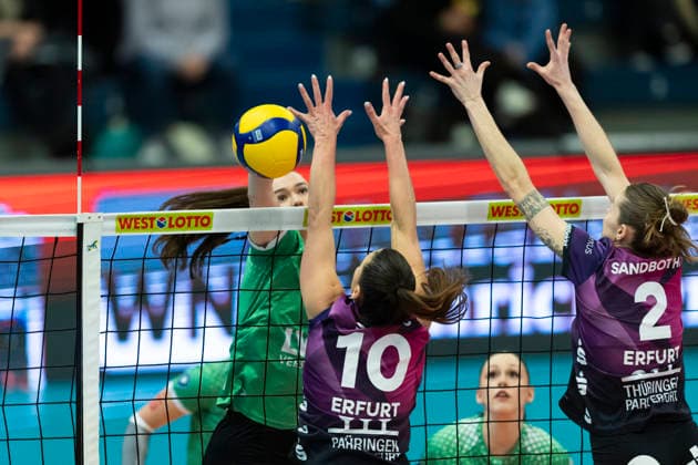 1. Volleyball Bundesliga Frauen: USC Münster vs. Schwarz-Weiss Erfurt; Münster; 14.03.2026 Lena Schultze ( 16; USC Münster) gegen Kinga Szücs ( 10; Schwarz-Weiss Erfurt) (links) und Elizabeth Sandbothe ( 2; Schwarz-Weiss Erfurt) (rechts) 1. Volleyball Bundesliga Frauen: USC Münster vs. Schwarz-Weiss Erfurt; Sporthalle Berg Fidel; 14.03.2026 Copyright: xBEAUTIFULxSPORTS Duehringx