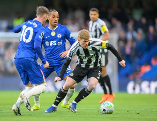 Chelsea v Newcastle United Premier League Cole Palmer of Chelsea pressures Lewis Hall of Newcastle United during the Premier League match at Stamford Bridge, London 14 03 2026 UK Newspapers OUT Copyright: xGraemexWilcocksonx FIL-23131-0036