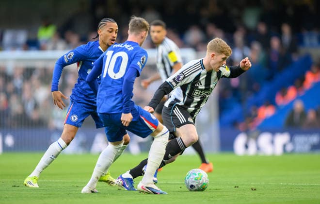Chelsea v Newcastle United Premier League Cole Palmer of Chelsea pressures Lewis Hall of Newcastle United during the Premier League match at Stamford Bridge, London 14 03 2026 UK Newspapers OUT Copyright: xGraemexWilcocksonx FIL-23131-0037