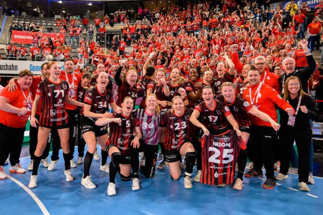 Handball: DHB-Pokal, Halbfinale, Thueringer HC - HSG Bensheim Auerbach die Mannschaft von Bensheim vor dem Fanblock, Schlussjubel Schlußjubel Emotion Freude Fankurve Fans Fanblock Stuttgart Porsche Arena Baden-Württemberg Deutschland