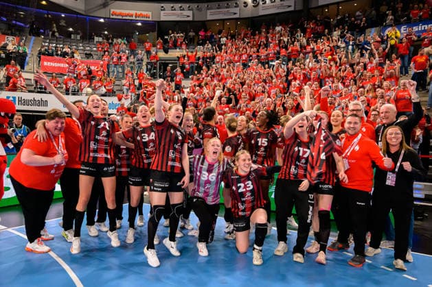 Handball: DHB-Pokal, Halbfinale, Thueringer HC - HSG Bensheim Auerbach die Mannschaft von Bensheim vor dem Fanblock, Schlussjubel Schlußjubel Emotion Freude Fankurve Fans Fanblock Stuttgart Porsche Arena Baden-Württemberg Deutschland