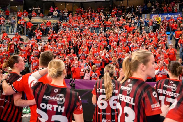 Handball: DHB-Pokal, Halbfinale, Thueringer HC - HSG Bensheim Auerbach die Mannschaft von Bensheim vor dem Fanblock, Schlussjubel Schlußjubel Emotion Freude Fankurve Fans Fanblock Stuttgart Porsche Arena Baden-Württemberg Deutschland