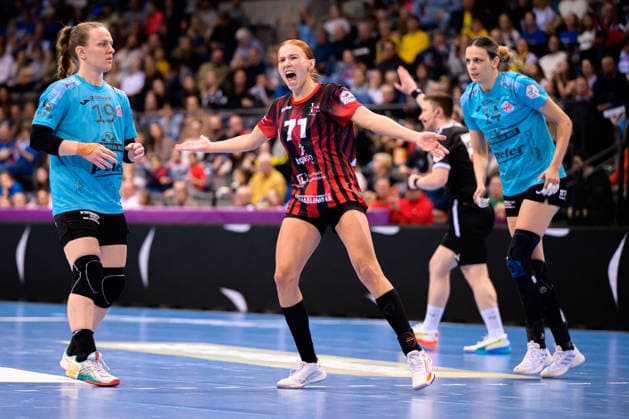Handball: DHB-Pokal, Halbfinale, Thueringer HC - HSG Bensheim Auerbach v.li. Luca Farago (Thueringer HC), Jule Polsz (Bensheim) Stuttgart Porsche Arena Baden-Württemberg Deutschland