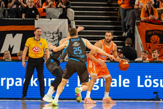 easyCredit BBL: Ratiopharm Ulm vs. Science City Jena ; 14.03.2026 Ulm, GERMANY - 14. März 2026: Lorenz Bank (Science City Jena, 25) gegen Christopher Ledlum (Ratiopharm Ulm, 4) im Zweikampf während dem Spiel zwischen der Ratiopharm Ulm und den Science City Jena am 24. Spieltag der easyCredit BBL in der ratiopharm Arena Ulm Copyright: xBEAUTIFULxSPORTS Steinx