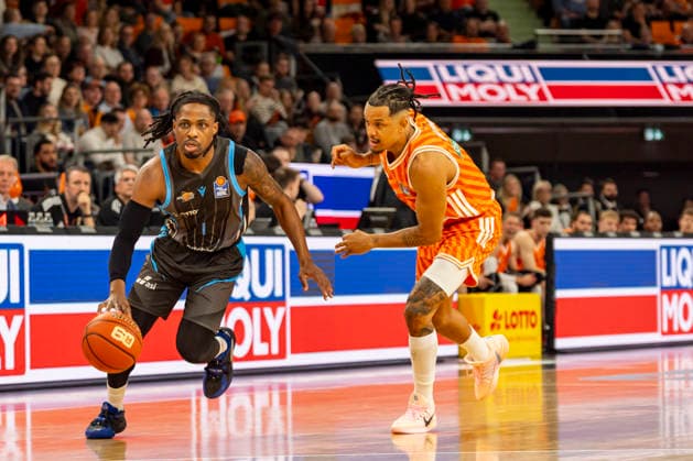 easyCredit BBL: Ratiopharm Ulm vs. Science City Jena ; 14.03.2026 Ulm, GERMANY - 14. März 2026: Uchenna Iroegbu (Science City Jena, 1) gegen Nelson Weidemann (Ratiopharm Ulm, 0) beim Spielaufbau während dem Spiel zwischen der Ratiopharm Ulm und den Science City Jena am 24. Spieltag der easyCredit BBL in der ratiopharm Arena Ulm Copyright: xBEAUTIFULxSPORTS Steinx