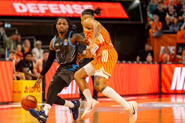 easyCredit BBL: Ratiopharm Ulm vs. Science City Jena ; 14.03.2026 Ulm, GERMANY - 14. März 2026: Uchenna Iroegbu (Science City Jena, 1) im Zweikampf gegen Nelson Weidemann (Ratiopharm Ulm, 0) während dem Spiel zwischen der Ratiopharm Ulm und den Science City Jena am 24. Spieltag der easyCredit BBL in der ratiopharm Arena Ulm Copyright: xBEAUTIFULxSPORTS Steinx