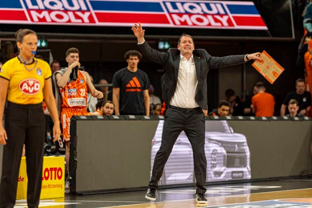 easyCredit BBL: Ratiopharm Ulm vs. Science City Jena ; 14.03.2026 Ulm, GERMANY - 14. März 2026: Ty Harrelson (Ratiopharm Ulm, Head-Coach) an der Seitenlinie während dem Spiel zwischen der Ratiopharm Ulm und den Science City Jena am 24. Spieltag der easyCredit BBL in der ratiopharm Arena Ulm Copyright: xBEAUTIFULxSPORTS Steinx