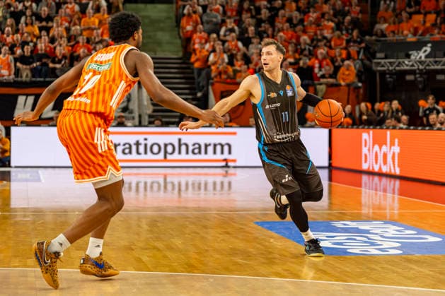 easyCredit BBL: Ratiopharm Ulm vs. Science City Jena ; 14.03.2026 Ulm, GERMANY - 14. März 2026: Jack Pagenkof (Science City Jena, 11) gegen Malik Osborne (Ratiopharm Ulm, 10) beim Spielaufbau während dem Spiel zwischen der Ratiopharm Ulm und den Science City Jena am 24. Spieltag der easyCredit BBL in der ratiopharm Arena Ulm Copyright: xBEAUTIFULxSPORTS Steinx