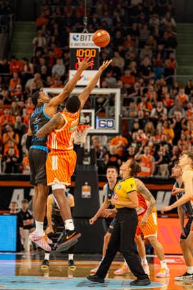 easyCredit BBL: Ratiopharm Ulm vs. Science City Jena ; 14.03.2026 Ulm, GERMANY - 14. März 2026: William MCNair jr. (Science City Jena, 3) und Joel Soriano (Ratiopharm Ulm, 12) zu Beginn des Spiel zwischen der Ratiopharm Ulm und den Science City Jena am 24. Spieltag der easyCredit BBL in der ratiopharm Arena Ulm Copyright: xBEAUTIFULxSPORTS Steinx