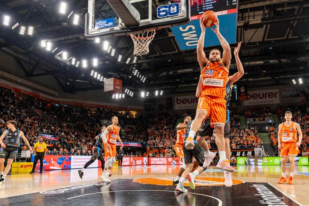 easyCredit BBL: Ratiopharm Ulm vs. Science City Jena ; 14.03.2026 Ulm, GERMANY - 14. März 2026: Christopher Ledlum (Ratiopharm Ulm, 4) beim verteidigen am Korb während dem Spiel zwischen der Ratiopharm Ulm und den Science City Jena am 24. Spieltag der easyCredit BBL in der ratiopharm Arena Ulm Copyright: xBEAUTIFULxSPORTS Steinx