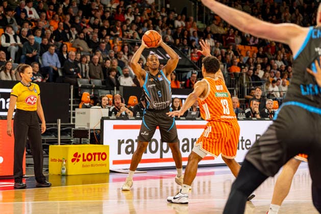 easyCredit BBL: Ratiopharm Ulm vs. Science City Jena ; 14.03.2026 Ulm, GERMANY - 14. März 2026: Chris Carter (Science City Jena, 5) gegen Mark Smith (Ratiopharm Ulm, 13) beim Spielaufbau während dem Spiel zwischen der Ratiopharm Ulm und den Science City Jena am 24. Spieltag der easyCredit BBL in der ratiopharm Arena Ulm Copyright: xBEAUTIFULxSPORTS Steinx