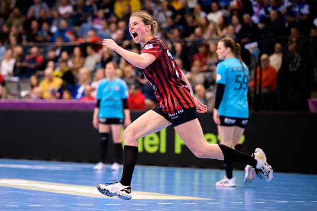 Handball: DHB-Pokal, Halbfinale, Thueringer HC - HSG Bensheim Auerbach Amelie Berger (Bensheim) Jubel Freude Emotion Torjubel Torschuetze Torschütze Stuttgart Porsche Arena Baden-Württemberg Deutschland