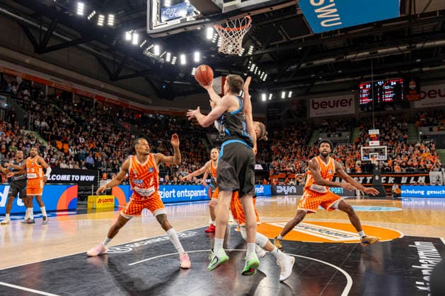 easyCredit BBL: Ratiopharm Ulm vs. Science City Jena ; 14.03.2026 Ulm, GERMANY - 14. März 2026: Jack Pagenkof (Science City Jena, 11) beim Abschluss am Korb während dem Spiel zwischen der Ratiopharm Ulm und den Science City Jena am 24. Spieltag der easyCredit BBL in der ratiopharm Arena Ulm Copyright: xBEAUTIFULxSPORTS Steinx